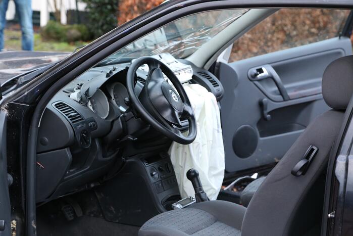 Auto slaat over de kop bij ongeval