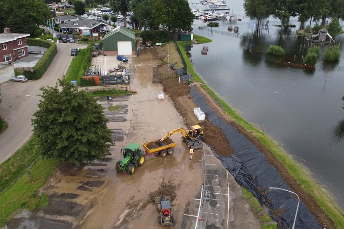 Zomerdijk recreatiegebied dreigt door te breken