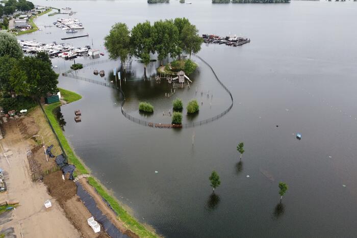 Zomerdijk recreatiegebied dreigt door te breken