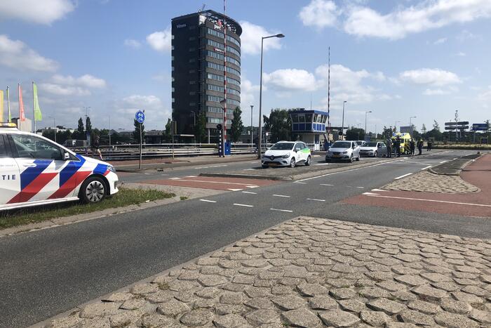 Twee personenwagen botsen op Hermesbrug