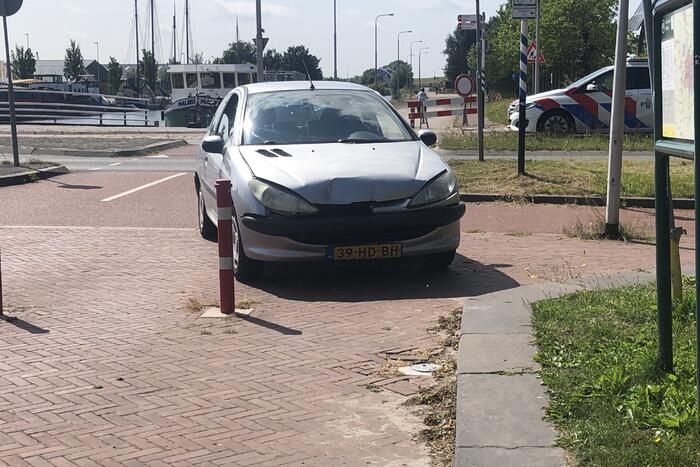 Twee personenwagen botsen op Hermesbrug