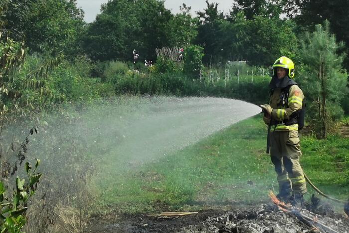 Buitenbrand slaat over na bomen en struiken