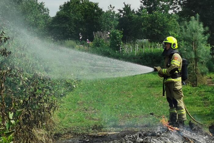 Buitenbrand slaat over na bomen en struiken