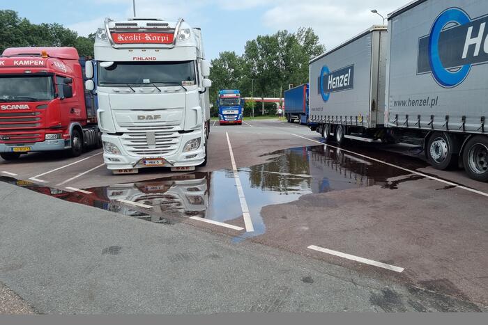 Vrachtwagen lekt liters gevaarlijke stoffen op parkeerplaats