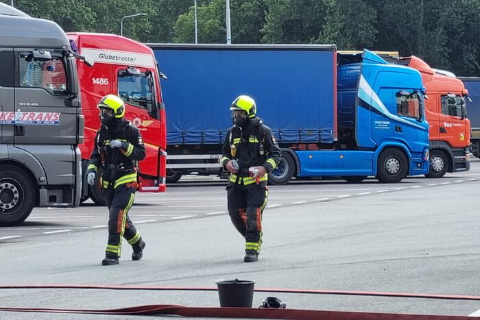 Vrachtwagen lekt liters gevaarlijke stoffen op parkeerplaats
