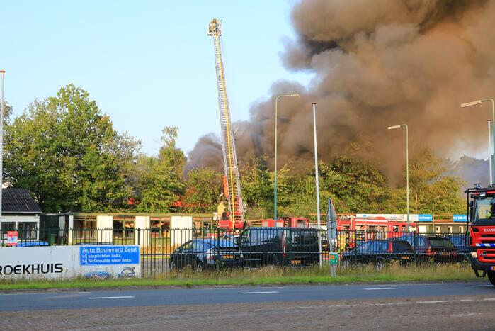Uitslaande brand in garagebedrijf