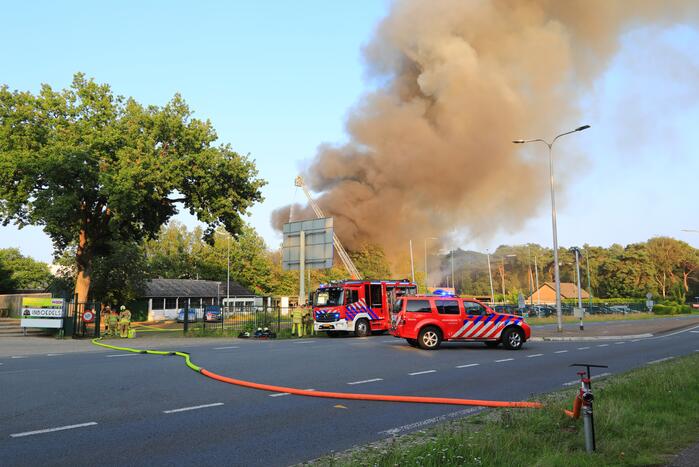 Uitslaande brand in garagebedrijf