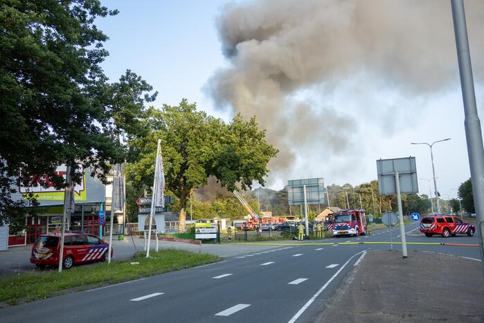 Uitslaande brand in garagebedrijf