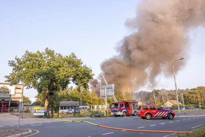 Uitslaande brand in garagebedrijf