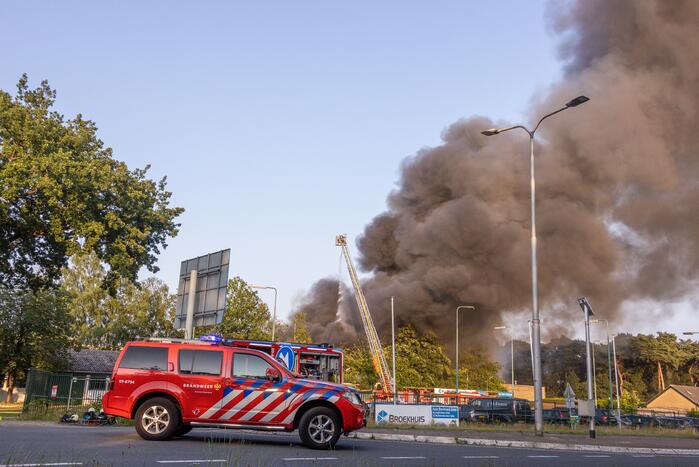 Uitslaande brand in garagebedrijf