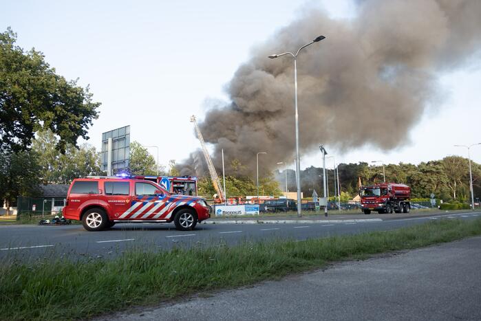 Uitslaande brand in garagebedrijf