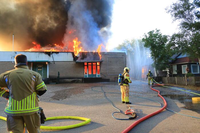 Uitslaande brand in garagebedrijf