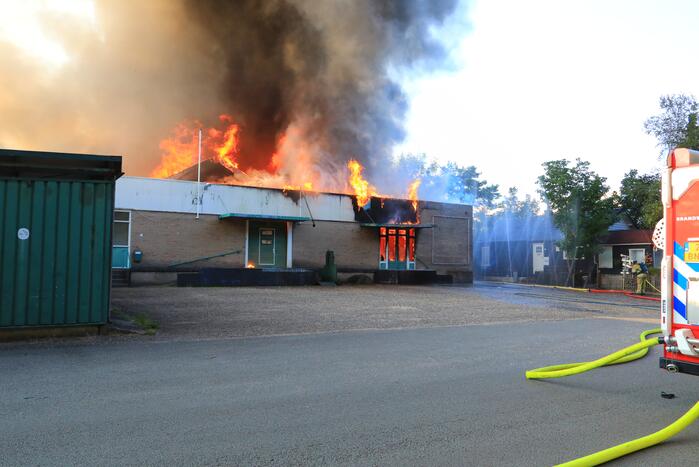 Uitslaande brand in garagebedrijf