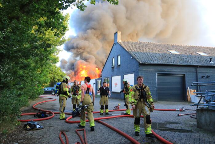 Uitslaande brand in garagebedrijf