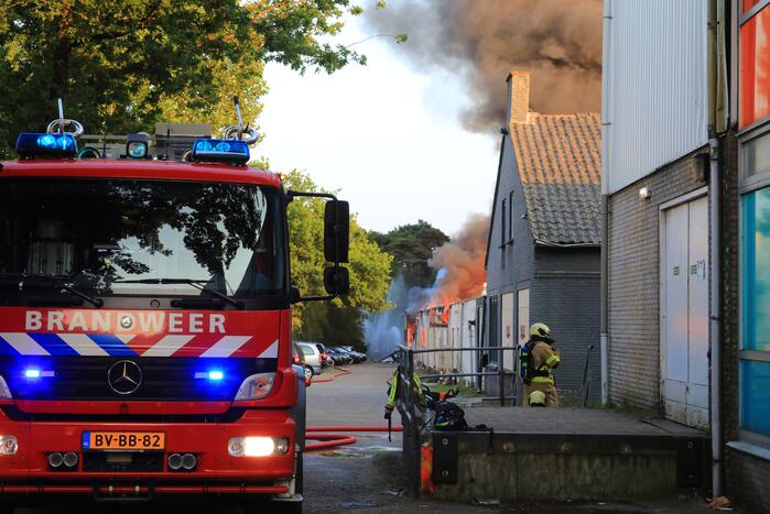 Uitslaande brand in garagebedrijf