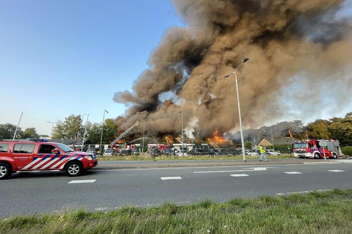 Uitslaande brand in garagebedrijf