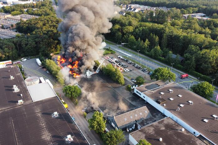 Uitslaande brand in garagebedrijf