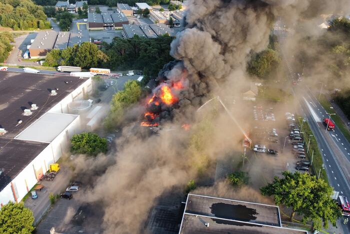 Uitslaande brand in garagebedrijf