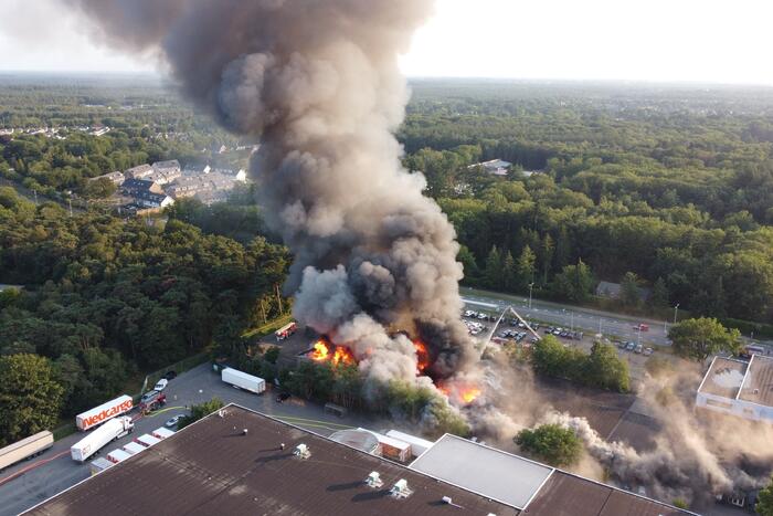 Uitslaande brand in garagebedrijf