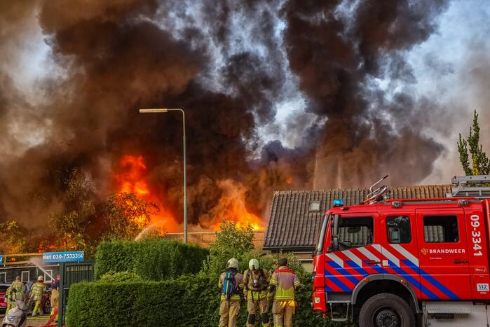 Uitslaande brand in garagebedrijf