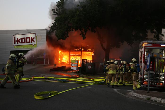 Uitslaande brand in garagebedrijf