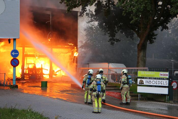 Uitslaande brand in garagebedrijf