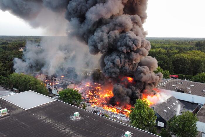 Uitslaande brand in garagebedrijf