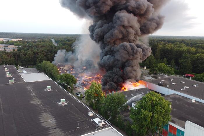 Uitslaande brand in garagebedrijf