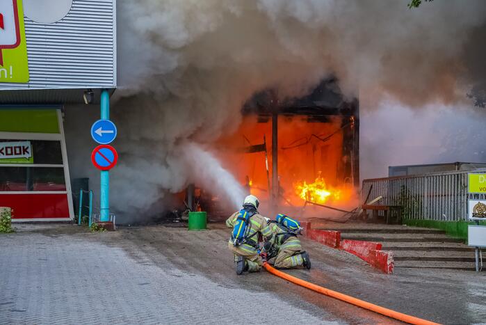 Uitslaande brand in garagebedrijf