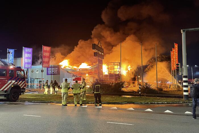 Uitslaande brand in garagebedrijf