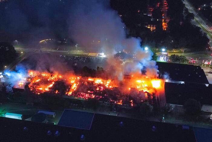 Uitslaande brand in garagebedrijf