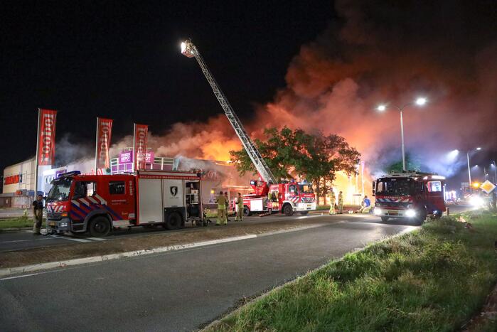Uitslaande brand in garagebedrijf