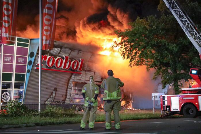 Uitslaande brand in garagebedrijf