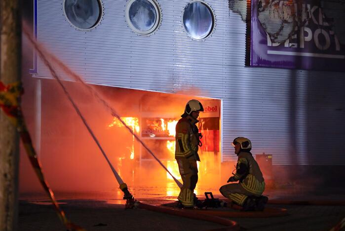 Uitslaande brand in garagebedrijf