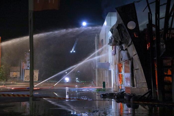 Uitslaande brand in garagebedrijf