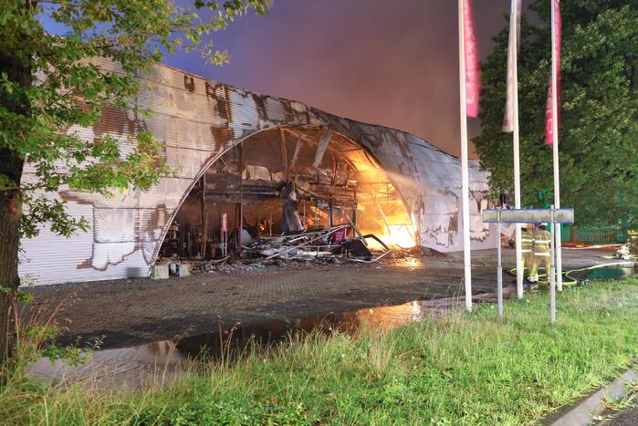 Uitslaande brand in garagebedrijf