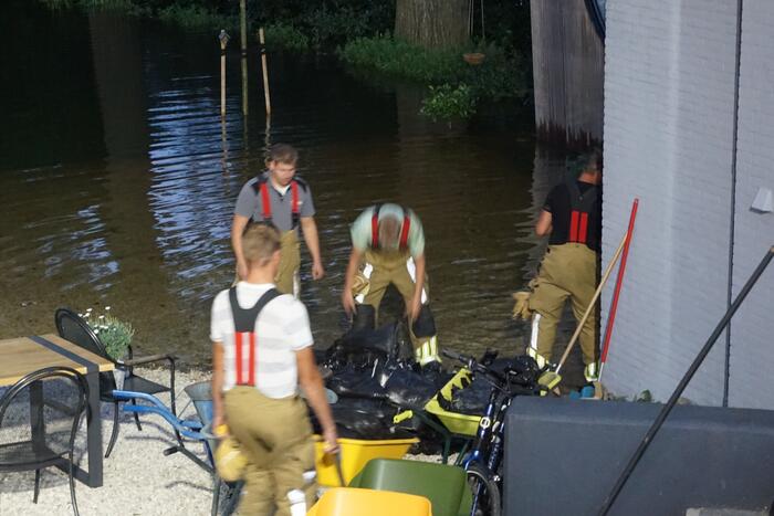 Brandweer helpt bij overstroming in woningen