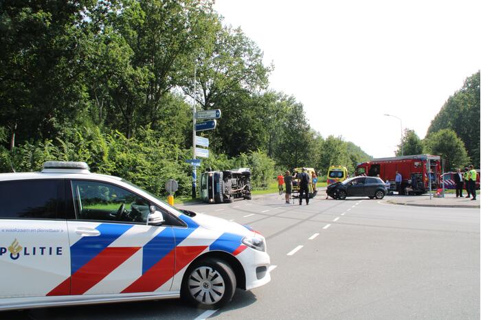 Auto botst frontaal op taxibus