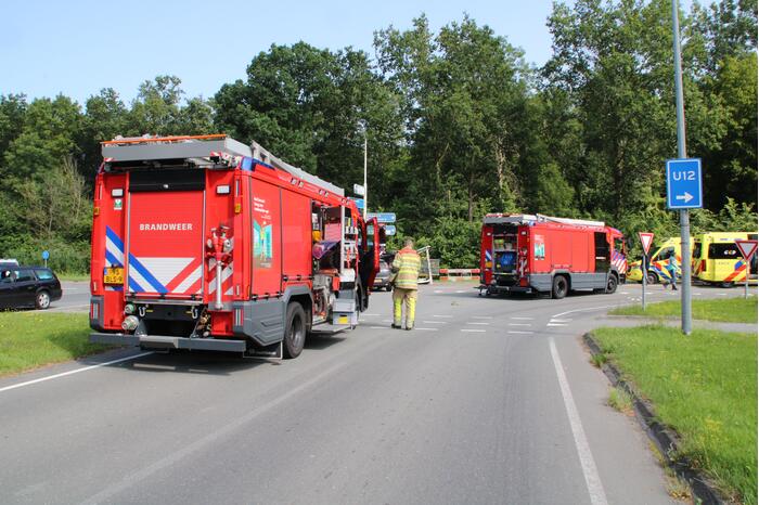 Auto botst frontaal op taxibus
