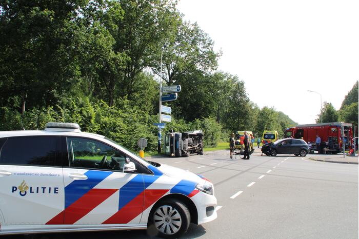 Auto botst frontaal op taxibus