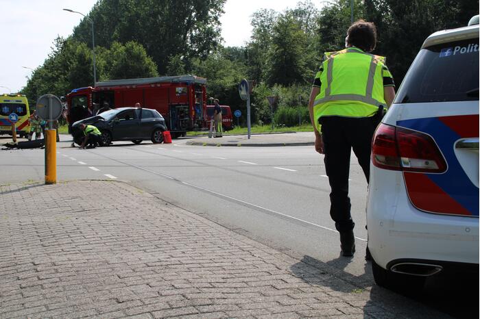 Auto botst frontaal op taxibus