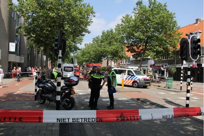 Zwarte rookwolken bij grote uitslaande woningbrand