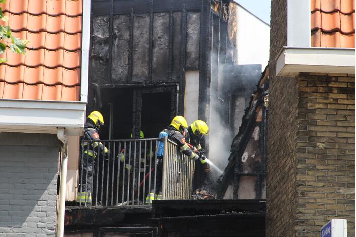 Zwarte rookwolken bij grote uitslaande woningbrand
