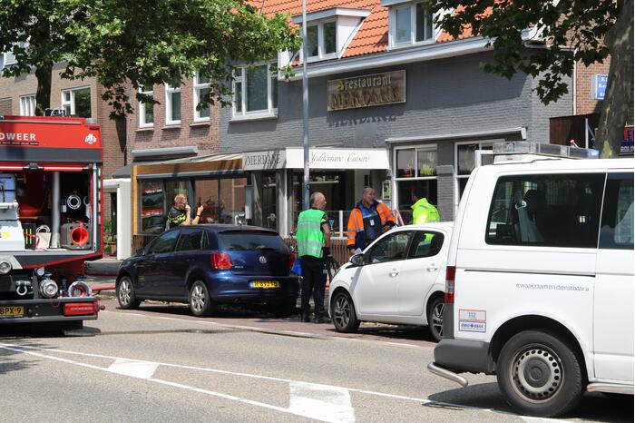 Zwarte rookwolken bij grote uitslaande woningbrand