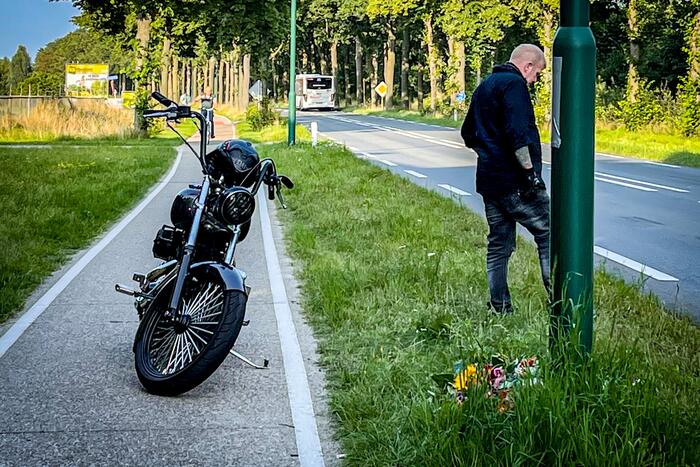Bloemen neergelegd voor omgekomen motorrijder (32)