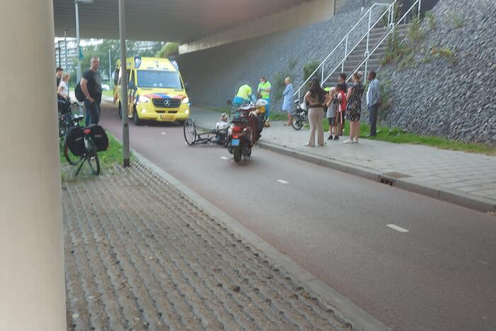 Fietsers botsen op elkaar onder viaduct