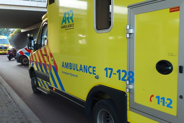 Fietsers botsen op elkaar onder viaduct