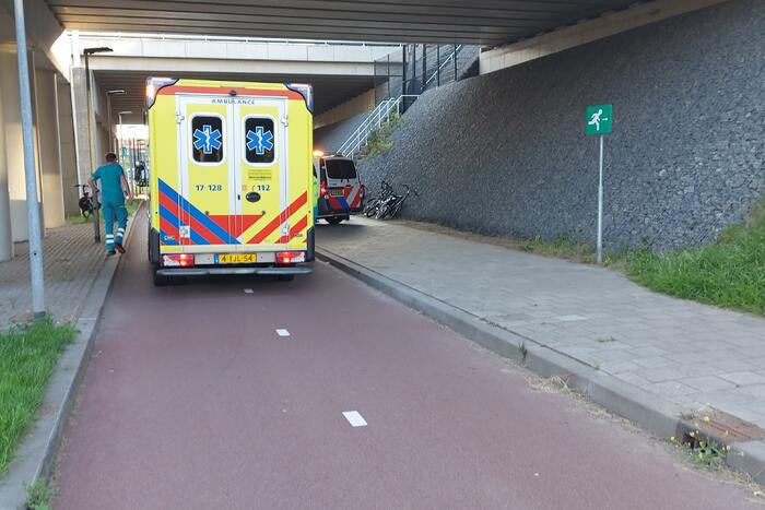 Fietsers botsen op elkaar onder viaduct