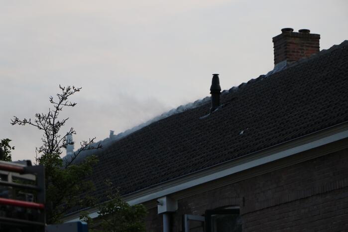 Hevige brand in dak van woning