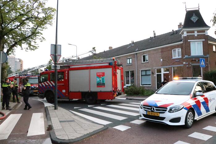 Hevige brand in dak van woning